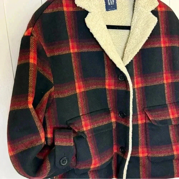 The Gap plaid jacket with warm fleece lining   
Women's size medium - Picture 2 of 7
